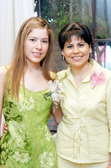de_10032006 
Mónica Fernanda Guerra Montoya en compañía de Mary Montoya, quien le ofreció una despedida de soltera por su cercano matrimonio con Gerardo Moreno.