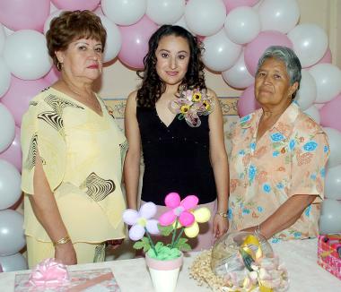 de_11032006 
Claudia García contrará nupcias en breve, por ello, le fue organizada una fiesta de despedida de soltera por las eñoras Guadalupe Cortés y María Isabel Martínez.
