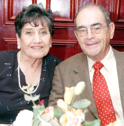 pa_13032006 
Juanita junto a su esposo Roberto Núñez.