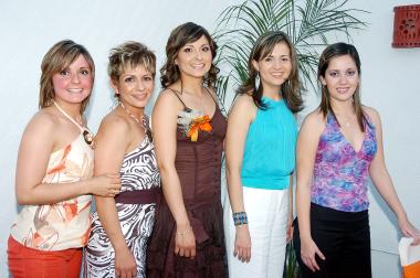 de_13032006 
Nicia Herrera Castellanos recibió sinceras felicitaciones de sus familiares y amigas, en la despedida de soltera que le fue organizada por su próxima boda con Héctor Jesús Ruiz Fernández