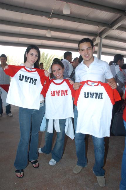 ch_12032006 
Evelyn Sifuentes, Mariana Segovia y Daniel Ceniceros.