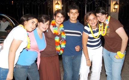 ch_12032006 
Marían Murra, el día de su cumpleaños acompañada por sus amigos Ale Arce, Ana Cecy Zugasti, Sofía, Mariano y Mafer Díaz Flores.