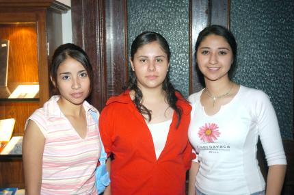 ch_12032006 
Patricia de la Cruz, Isabel Siller y Gaby Mora.