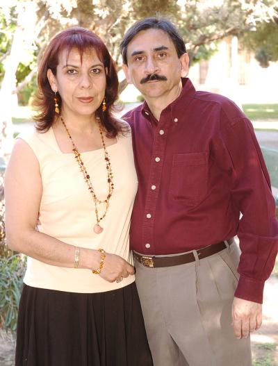 pa_12032006 
Juan Morales Tostado y María Eugenia Frías de Morales, en pasado festejo.