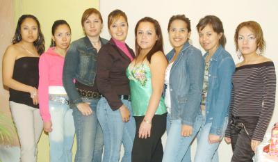 gr_12032006 
Aída Vaquera, Abigail Sánchez, Aleida Valdez, Kara Soto, Ivone Soto, Maricela Soto y Mariana Hernández, acompañaron en su despedida de soltera a Zayra Albarrán Arellando.