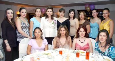 gr_12032006 
Con una tierna fiesta de canastilla, Mónica Díaz de León de Ramírez fue festejada por un grupo de amigas.