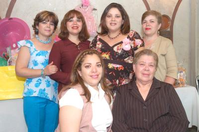 gr_12032006 
Esmeralda Arias acompañada de su mamá, Ramona Guerrero y sus hijas Azucena, Jovita, Glafira y Violeta Arias Guerrero.