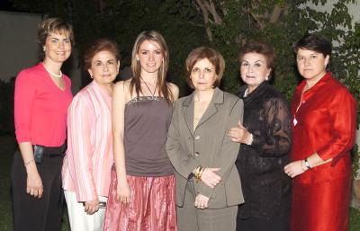 gr_12032006 
Regina Madero acompañada por las anfitrionas de su despedida, María Angélica Amarante, Martha Amarante, Susana Amarante, Marcela Amarante y Marcela Días.