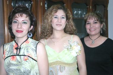 de_12032006 
Por su cercano matrimonio, Vanessa Hernández disfrutó de una fiesta de despedida que le ofrecieron Elena Nalda y Verónica Hernández.