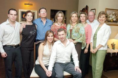 gr_14032006
Ana Cecilia Sánchez Zúñiga y Juan Carlos Szymanski Acosta, acompañados por sus padres, Héctor Sánchez y Cecilia Z. de Sánchez, Juan Szymanski y María de Lourdes Acosta, y sus hermanos.