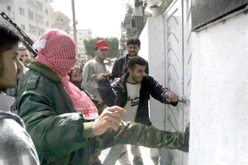 Paralelamente, decenas de palestinos, algunos de ellos enmascarados, entraron e incendiaron las sedes del British Council y de la Unión Europea (UE) en la ciudad de Gaza. En ninguno de los dos centros se encontraban funcionarios europeos, pues estos salieron tras los incidentes a raíz de las caricaturas danesas.