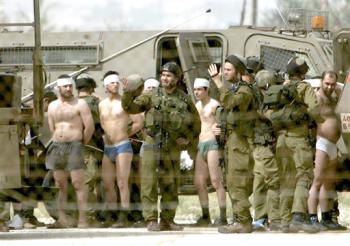 Decenas de detenidos,  salieron en ropa interior y fueron golpeados, vendados de los ojos y trasladados a un lugar desconocido por fuerzas israelíes.