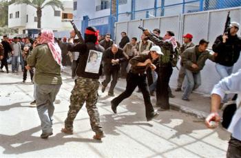 Milicianos del Frente Popular para la Liberación de Palestina (FPLP) respondieron al asalto secuestrando a extranjeros, en varios casos por pocas horas, y la policía palestina cree que mantienen cautivas a ocho personas: cuatro franceses, dos coreanos y dos estadounidenses.