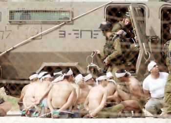 Preguntado sobre si ha habido negociaciones con los presos, el comandante contestó que no. 'Ha habido un diálogo con las personas que había adentro, en general por los canales habituales, y después de que comprendieran nuestra determinación de ir hasta el final, han decidido rendirse', aseguró.