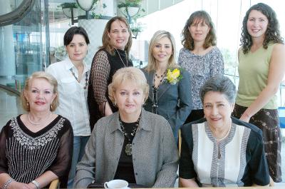 gr_15032006
Angélica de Flores, Clara de Fuentes, Dolores de Duarte, Sofía de Flores, Érika de Gilio, Rosa de Duarte y Kelly Shirkew acompañaron a Mónica Miranda Alonso.