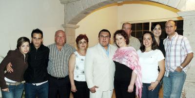 gr_15032006 
Cecy Aguilera, Luis HernándezG., Luis Hernández Marabato, Teresa de Hernández, Valeria de Hernández, Willy Hernández, Daniel Ruiz y Alma Lily Rivera, junto a los festejados.
