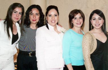 de_16032006 
Anaí Flores, acompañada por sus amigas Miryam Ugarte, Ada Carrera, Laurencia González y Perla de Anda, en la despedida que se le ofreció por su cercano enlace nupcial.