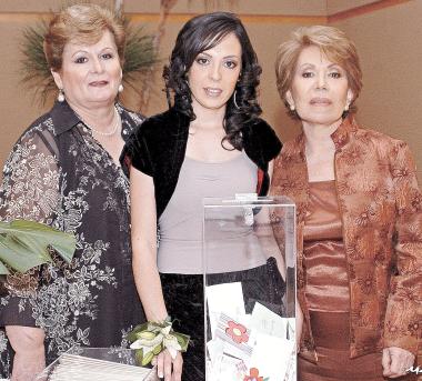 de_16032006 
La novia acompañada por su suegra, Pilar Sáenz de Ortueta y su mamá, María Elena Arellano de Villarreal.