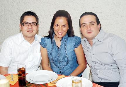 ch_15032006 
Miguel Mena, María Fernanda Belmont y Luis Hermosillo.