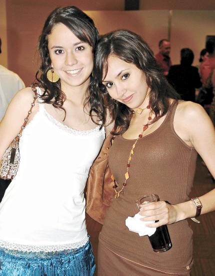 ch_16032006 
Valeria González y Olivia de la Fuente.