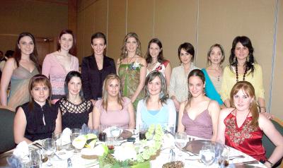 gr_17032006 
Sinceras felicitaciones y buenos deseos recibió la novia de sus invitadas, en esta fiesta pre nupcial.