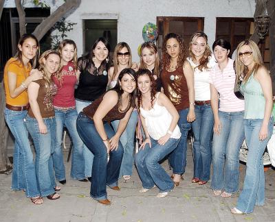 gr_17032006 
Lorena Murillo Vázquez acompañada por un grupo de amigas, en la fiesta que le organizaron en du cumpleaños en días pasados.
