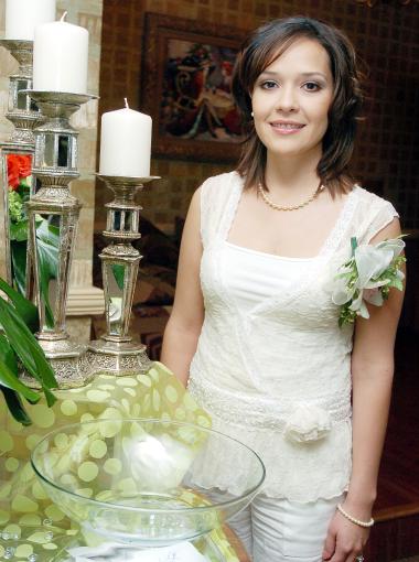 de_17032006 
Laura Nochebuena Manzanero unirá su vida en matrimonio a la de Alfredo Bitar en días próximos.