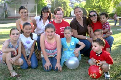 gr_19032006 
Integrantes de las familias Olivares López, Mexsen Murra, Villalpando y Zarza Sánchez, en pasado festejo.