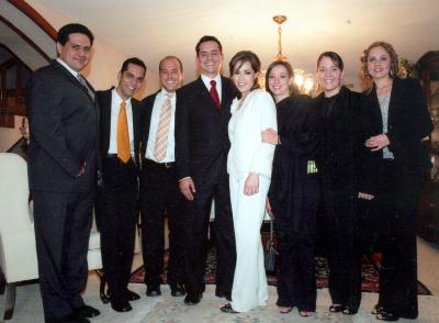 gr_19032006 
Juan José Gómez Torres y María Cecilia Vidaña González acompañados de familiares y amigos  en reciente festejo por su próximo enlace matrimonial.