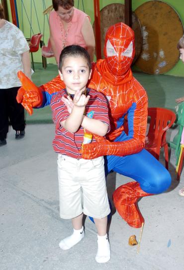 ni_19032006 
Luis Diego Segura Guajardo cumplió cinco años de vida, y lo celebró con una divertida reunión.