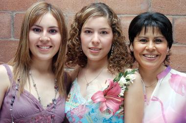 de_19032006 
Mónica Fernanda Guerra Montoya acompañada por su mamá, María Montoya y su hermana, Cristina Guerra Montoya.