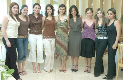 gr_20032006 
Mónica García Ontivieros acompañada por un grupo de amigas, en la despedida de soltera que le ofrecieron por su próxima boda.