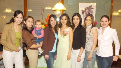 gr_20032006 
Por su próxima boda, Ana Patricia Téllez Carrillo fue despedida de su vida de soltera con un ameno festejo en días pasados, en el que estuvo acompañada por un grupo de amigas.