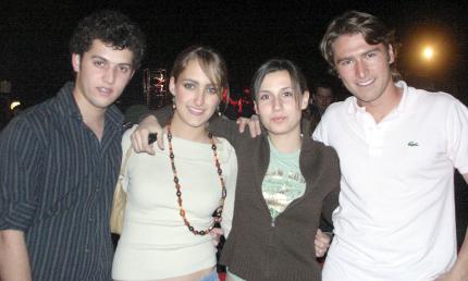 ch_21032006 
Óscar, Ale, Adriana y Guillermo.