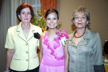 de_22032006
Rocío Camarena Rodríguez acompañada por su suegra, Manta Linares de Azuara y su mamá, Reyna Zoila Rodríguez.