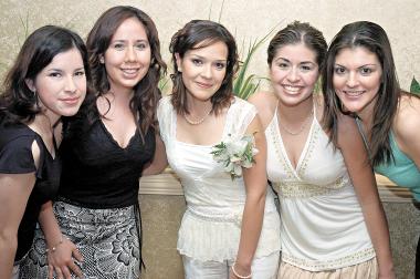 de_23032006 
Laura Nochebuena Manzanero acompañada por sus amigas América, Lucy, Mayra y Tania.