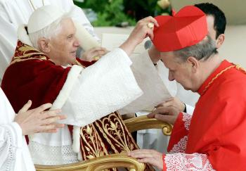 Aquí el Papa junto a Stanislaw Dziwisz, arzobispo de Cracovia.(Cracovia, Polonia) , arzobispo de Cracovia (Polonia), fue secretario personal del Papa Juan Pablo II hasta su muerte, en 2005. En 1998 fue nombrado obispo de la iglesia titular de San Leone y prefecto adjunto de la Casa Pontificia.