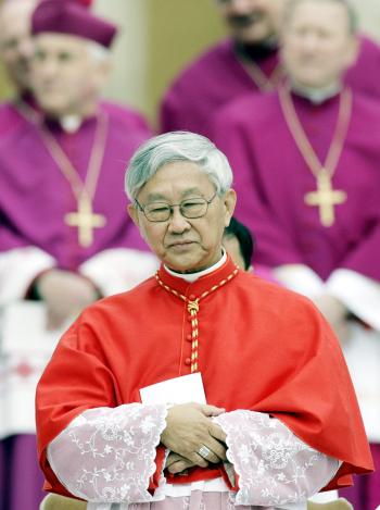 Benedicto XVI celebró el primer consistorio de su Pontificado, en el que entregó el capelo cardenalicio a quince nuevos purpurados, entre ellos los arzobispos de Toledo (España) y Caracas y el obispo de Hong Kong, Zen Ze-kiun (foto) , muy crítico con Pekín por su política religiosa.