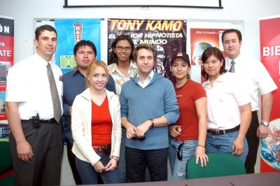 gr_24032006 
Tony Kamo en compañía de Rafael Gutiérrez, Miguel Gómez, Carla Ramírez, Ángela Braña, Lupita Guerrero, Eduardo Ruiz y Juan Pablo.