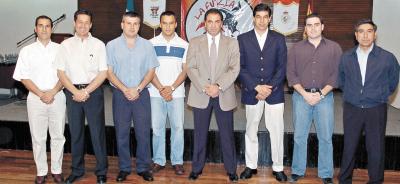 gr_24032006

Nueva mesa directiva del comité de futbol del Parque España, ellos son, Eduardo González, Benjamín Nogueira, Alberto Allegre, Ernesto Pérez, Enrique Yassín, José Luis García, Guillermo Arratia.