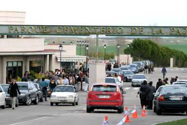 El grupo Mariachis Real de Jalisco acudió al Tanatorio Cementerio de La Paz, de la madrileña localidad de Tres Cantos, para rendir 'tributo y homenaje' a Rocío Durcal, ante cuyo féretro interpretaron la ranchera 'Las golondrinas'.