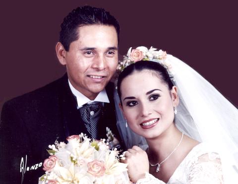 Ing. Mario Fernández Ceniceros y Lic. Enf. Guadalupe Castillo Gómez contrajeron matrimonio  religioso en la iglesia de San Felipe de Jesús, el sábado 11 de marzo de 2006.



Fotografía:  Alonzo