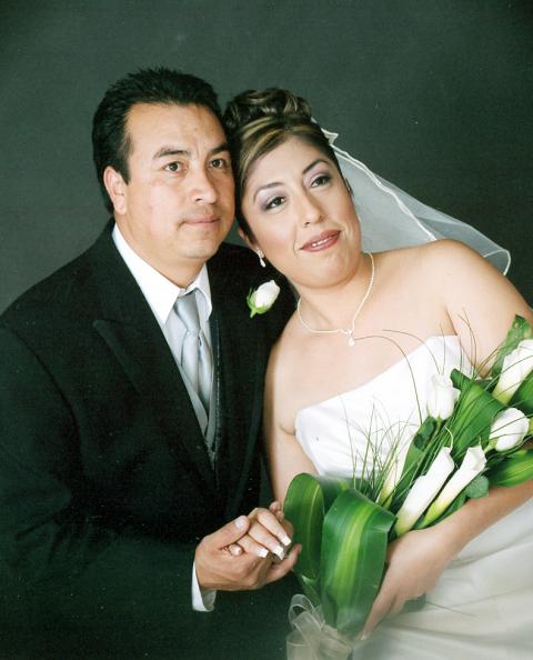 Nahum Hernández Argüelles y Lic. Marisa del Carmen Carvajal Bonilla, el día de su boda.