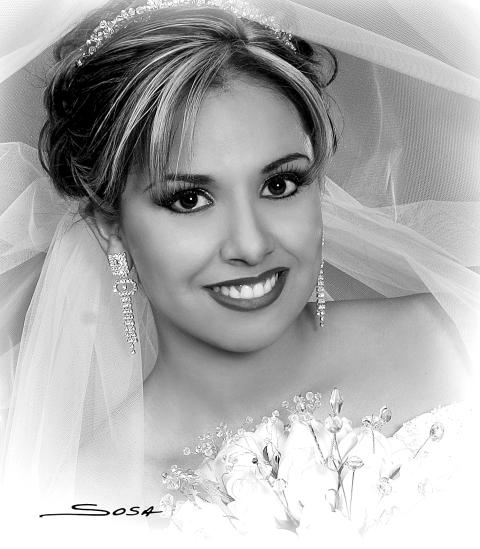 Lic.  Yasmín Margarita Moreno Robles el día de su enlace nupcial con el I.I.S. Mario Montes Escobedo.
Fotografía:  Sosa