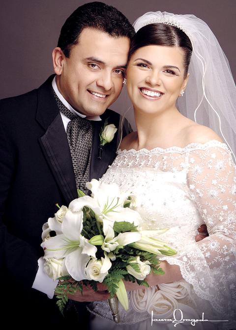 Ing. Manuel Alberto Acevedo Ríos e Ing. Peregrina López Carrillo contrajeron matrimonio el cuatro de febrero de 2006.


Fotografía:  Laura Grageda