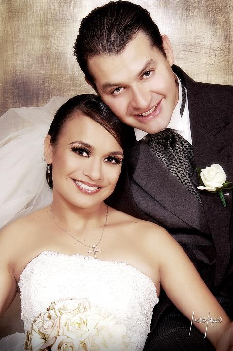 Ing. Octavio Durán Serna y Srita. Valeria Correa Rivas contrajeron marimonio religioso en la parroquia de La Inmaculada Concepción el cuatro de marzo de 2006.



Fotografía:  Lucero Kanno