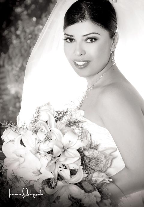 Lic. Sandra Guadalupe Gómez López, el día de su enlace matrimonial con el Lic. Luis Antonio Flores Ávila.


Fotografía:  Laura Grageda