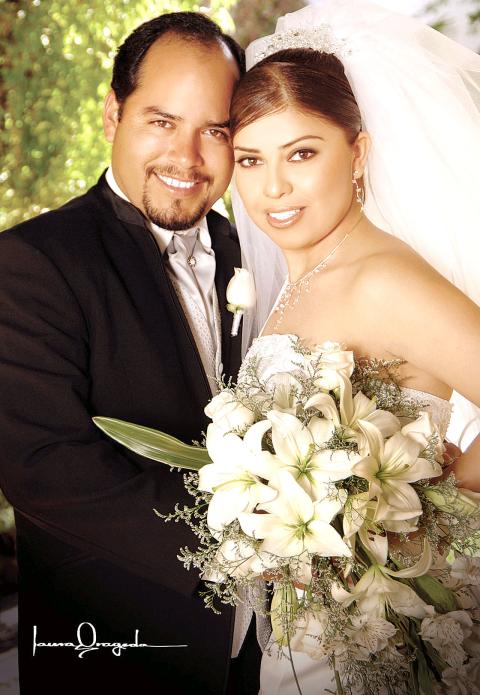 Lic. Luis Antonio Flores Àvila y Lic. Guadalupe Gómez López contrajeron matrimonio el pasado 25 de febrero en la parroquia del Señor San José en Lerdo Durango.


Fotografía:  Laura Grageda