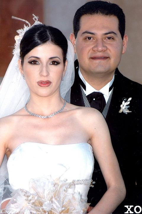 Sr. Jorge Alberto Contreras Rosales y Srita. Vanessa del Rocío Carlos Mena recibieron la bendición nupcial en la parroquia Los Ángeles el 25 de febrero de 2006.


Fotografía:  XO