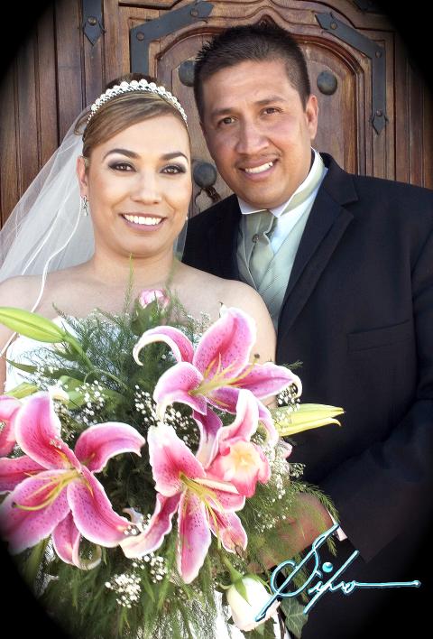 Sr. Mario Alberto Vázquez Jaques y Srita. Mirna Siller Trejo contrajeron matrimonio religioso en la parroquia de La Sagrada Familia.


Fotografía:  Silvo